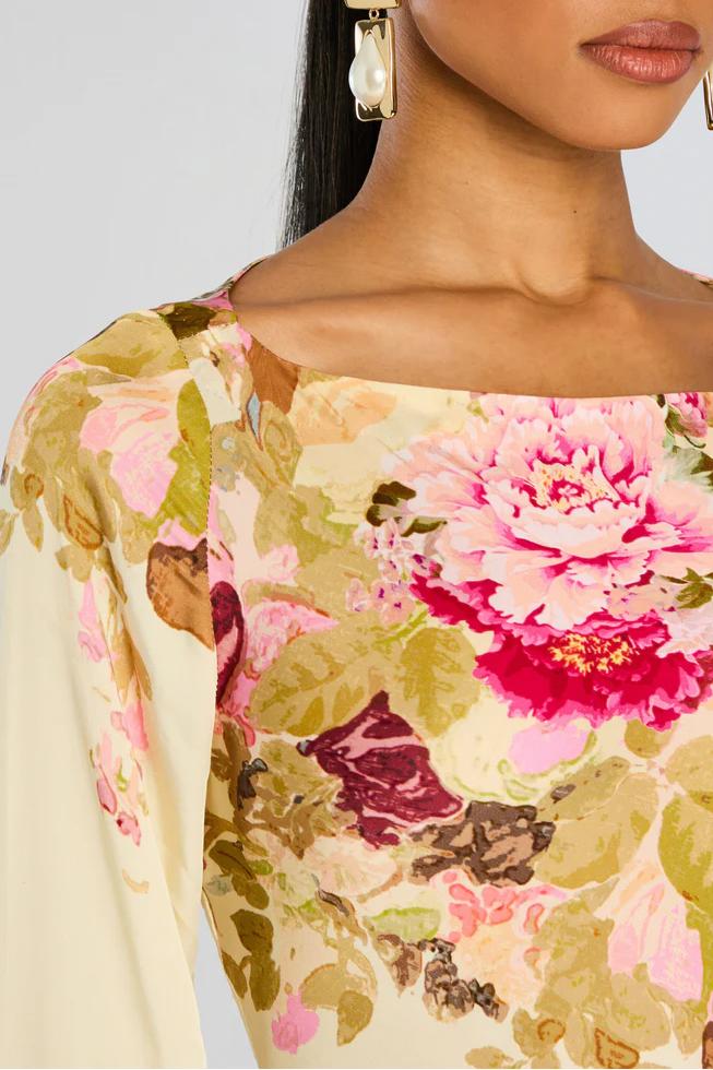 Elegant women's printed long maxi dress, featuring a flowing design. Perfect versatile summer & spring fashion.