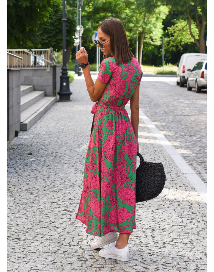 Stylish women's V-neck wrap dress with a vibrant print, short sleeves, and an elegant tie waist. Ideal for spring.