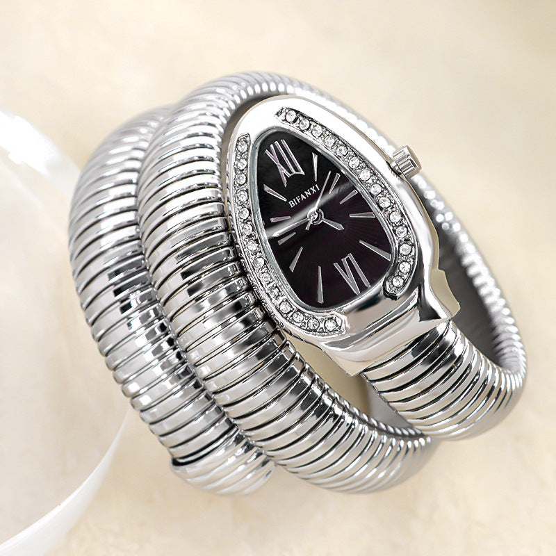 Women's quartz watch, gold-tone snake bracelet, an elegant and trendy accessory.