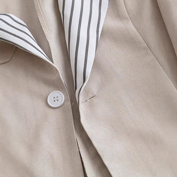 Versatile women's relaxed fit blazer, ideal lightweight spring/summer jacket for elegant casual outfits.