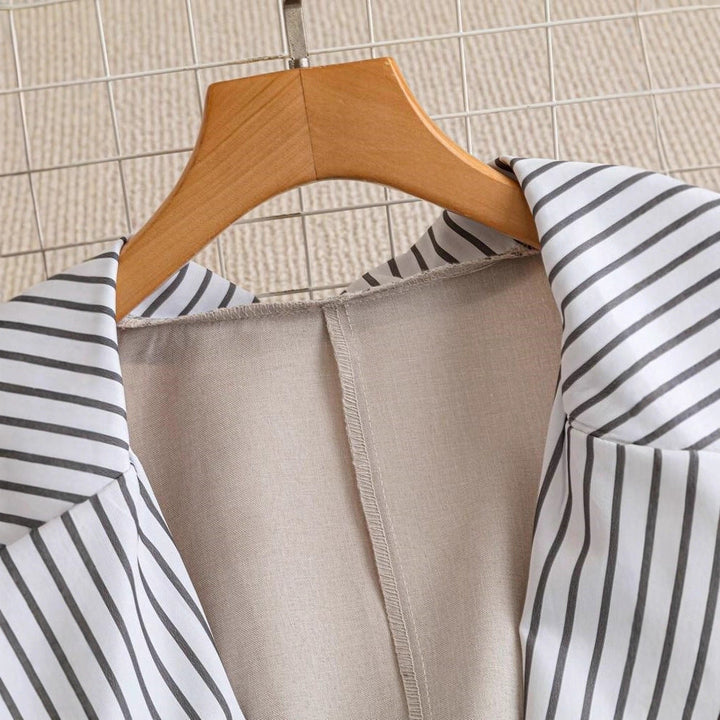 Fashionable women's casual blazer. Relaxed fit outerwear piece for a chic everyday look. Perfect for spring.