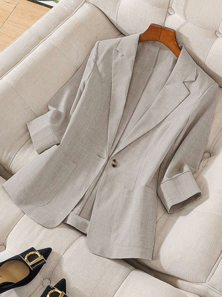 Chic women's relaxed fit blazer. Tailored look, great for layering. Modern elegant style for versatile wear.