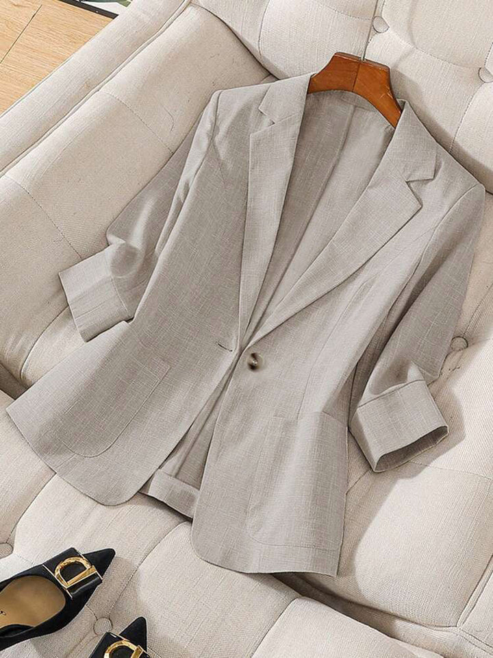 Chic women's relaxed fit blazer. Tailored look, great for layering. Modern elegant style for versatile wear.