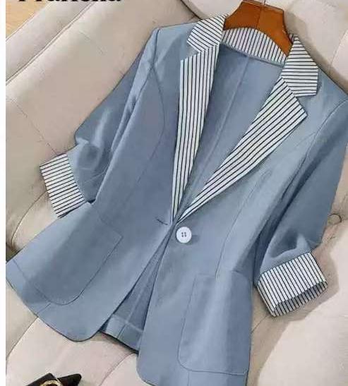 Comfortable women's relaxed fit blazer. Elegant outerwear option suitable for various fashion ensembles.