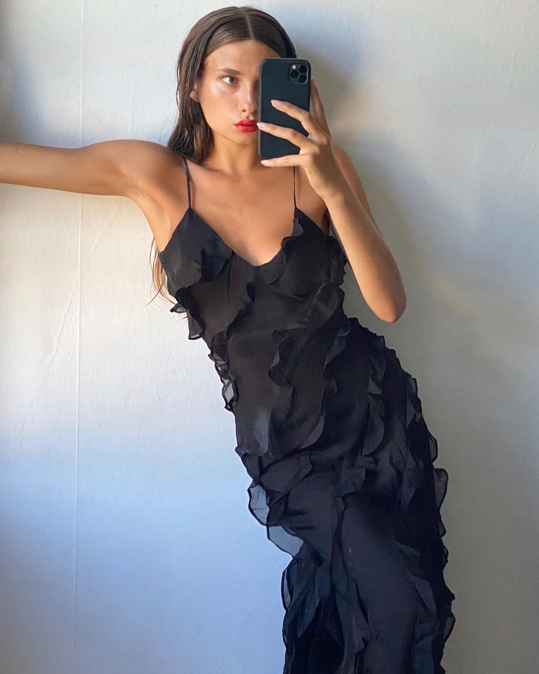 Sleeveless women's elegant V-neck ruffled maxi dress, ideal for sophisticated evening events.