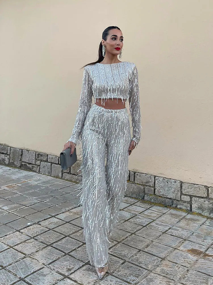 Chic women's two-piece set: shimmering sequin top & high-waist trousers. Ideal for evening events.
