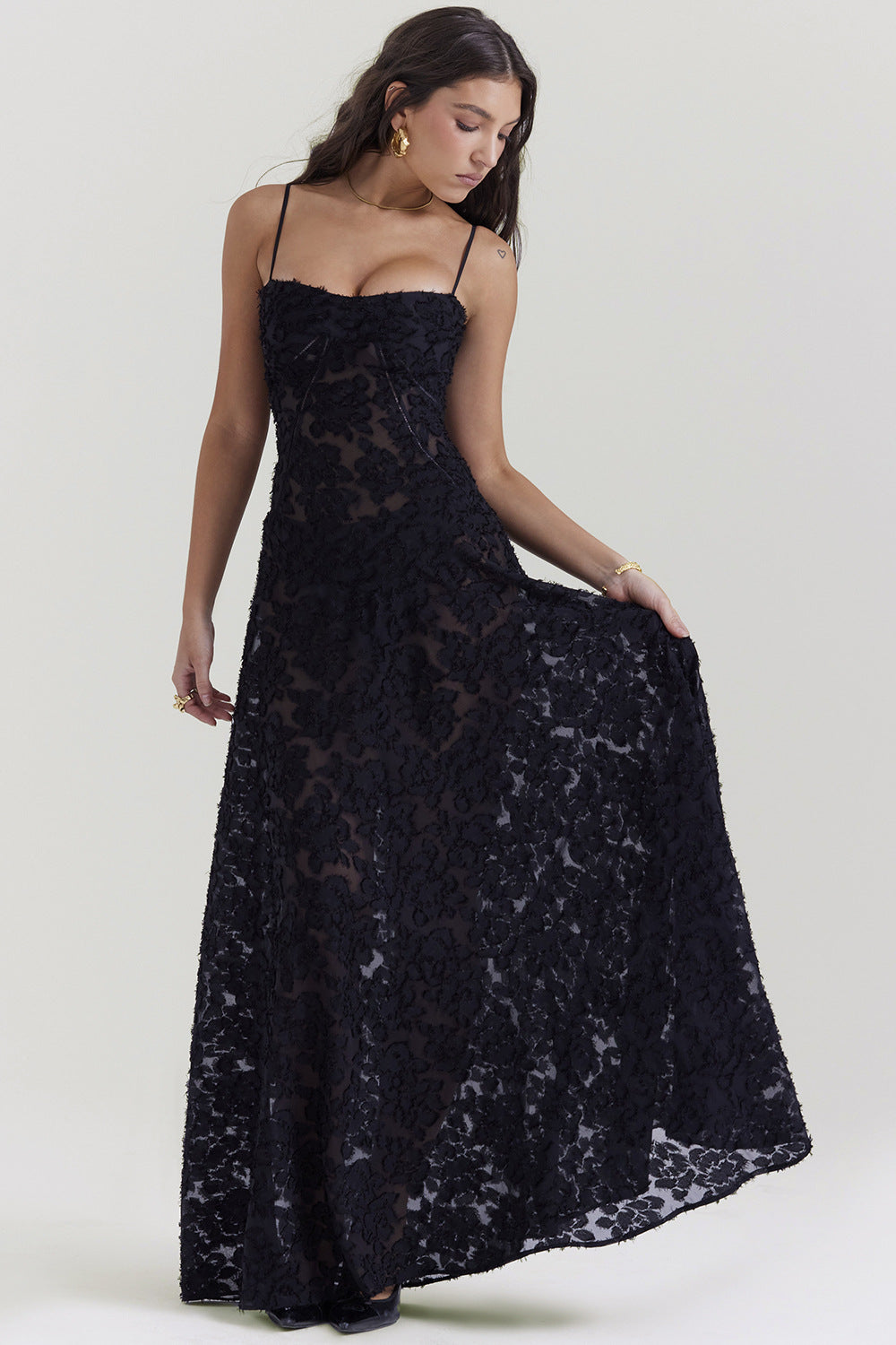 Versatile elegant women's maxi dress with spaghetti straps & slim fit, ideal for evening parties or summer events.