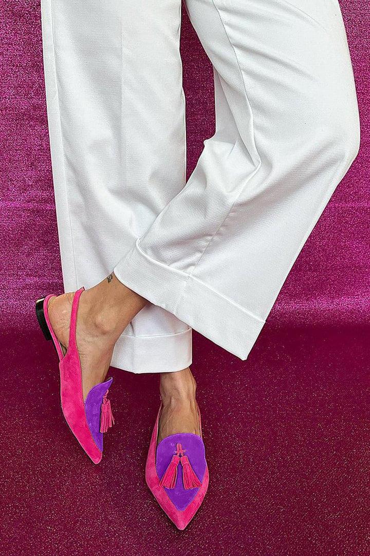 Stylish women's slip-on loafers. Features an elegant pointed toe, slingback strap, and decorative tassel for flats footwear.