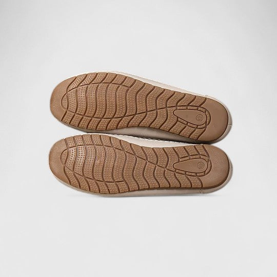 Easy slip-on women's flat sandals, elegant & comfortable closed-toe footwear for summer.