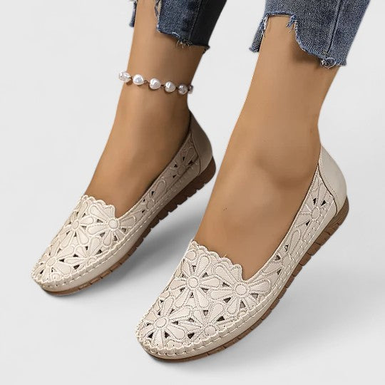 Comfortable women's elegant flat sandals, slip-on design ideal for versatile summer footwear.
