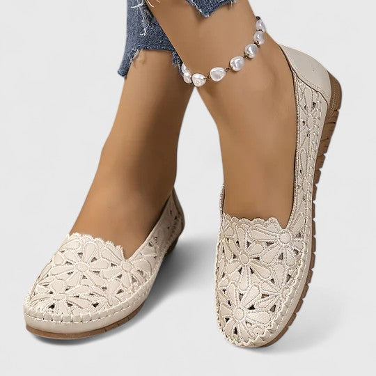 Top view: Chic women's flat sandals, comfortable slip-on style for versatile daily wear.
