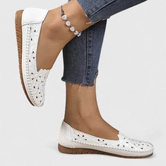 Versatile women's slip-on flat sandals, comfortable closed-toe design for chic daily wear.