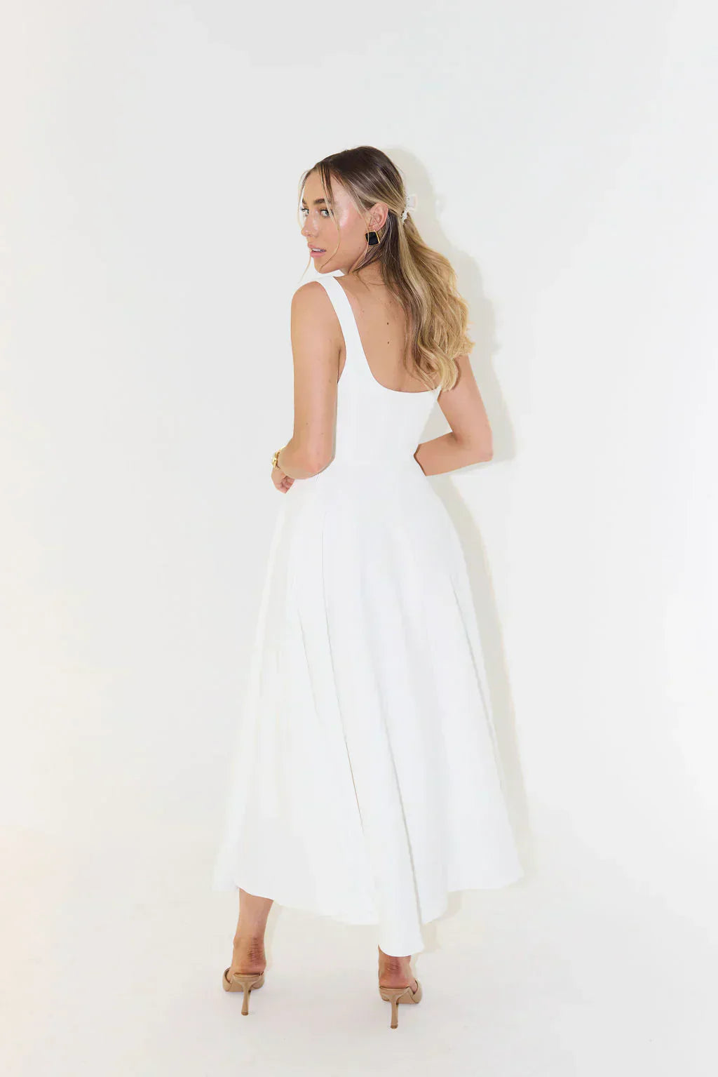Chic women's midi dress featuring a stylish square neckline & A-line flared silhouette, ideal for spring/summer fashion.