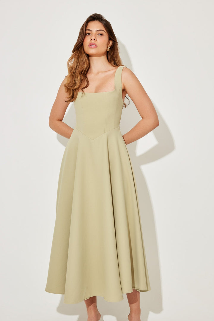 Fashionable women's midi dress, square neck, sleeveless A-line, perfect for any event.