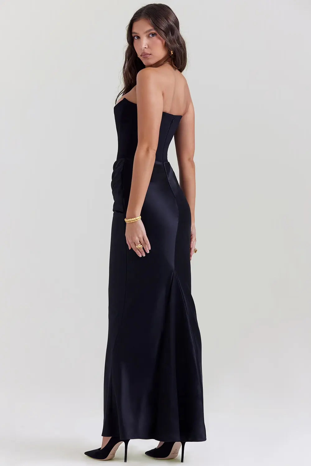 Sophisticated women's strapless maxi dress, an elegant corset evening gown ideal for wedding guests.