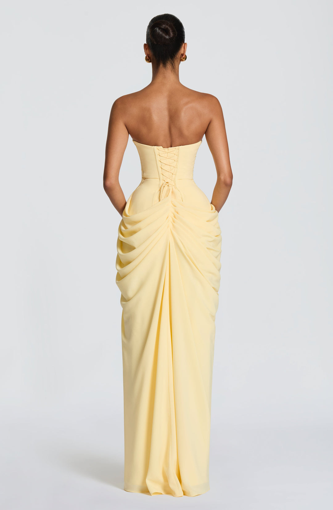 Formal women's maxi dress, strapless and elegant, with a flattering ruched waist. An ideal evening gown.