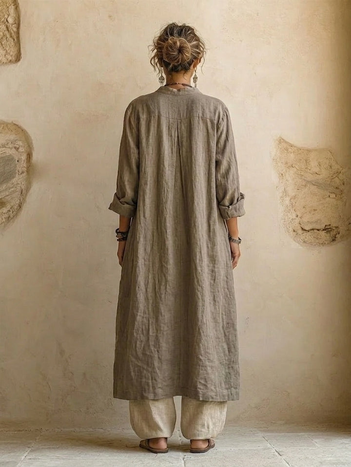 Complete women's summer three-piece set. This elegant outfit includes a top, shorts, and a lightweight kimono for comfort.