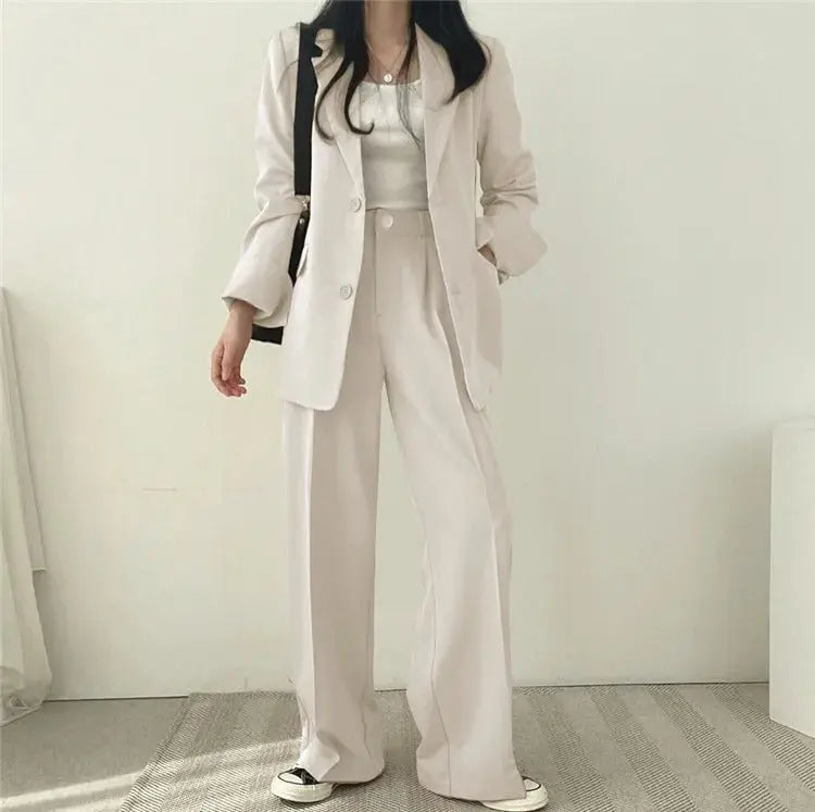 Smart casual women's outfit: sophisticated tailored blazer with relaxed fit trousers for everyday elegance.