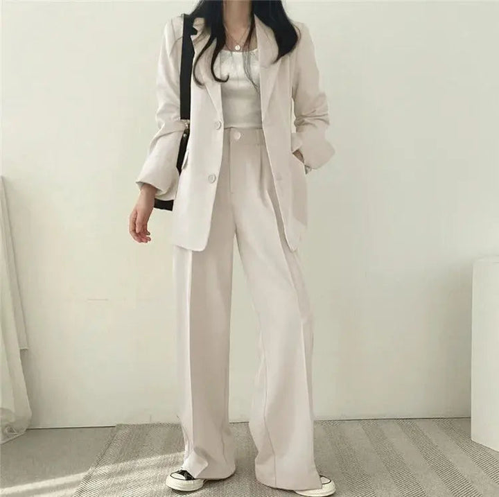 Smart casual women's outfit: sophisticated tailored blazer with relaxed fit trousers for everyday elegance.