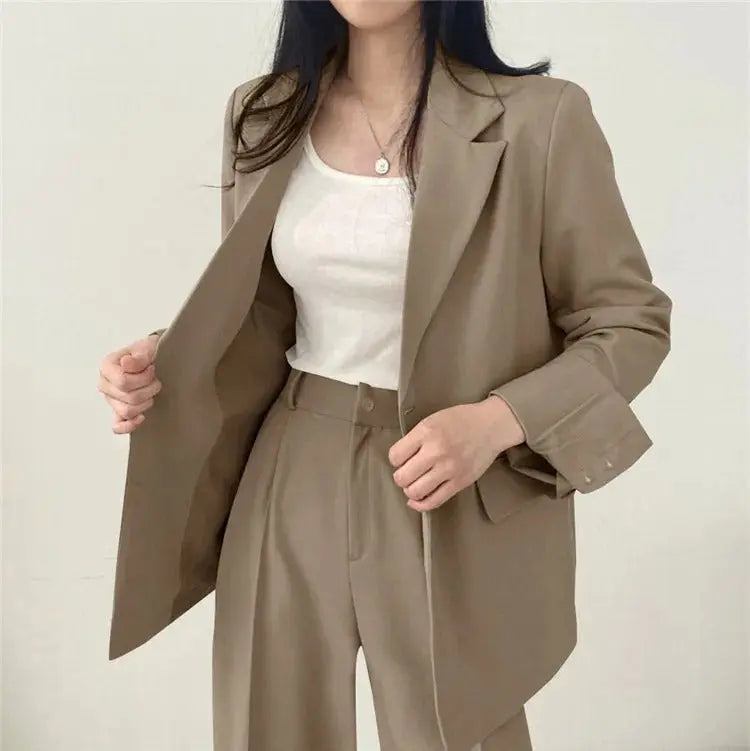 Formal women's wear: elegant tailored blazer and relaxed fit trousers, a chic two-piece suit.