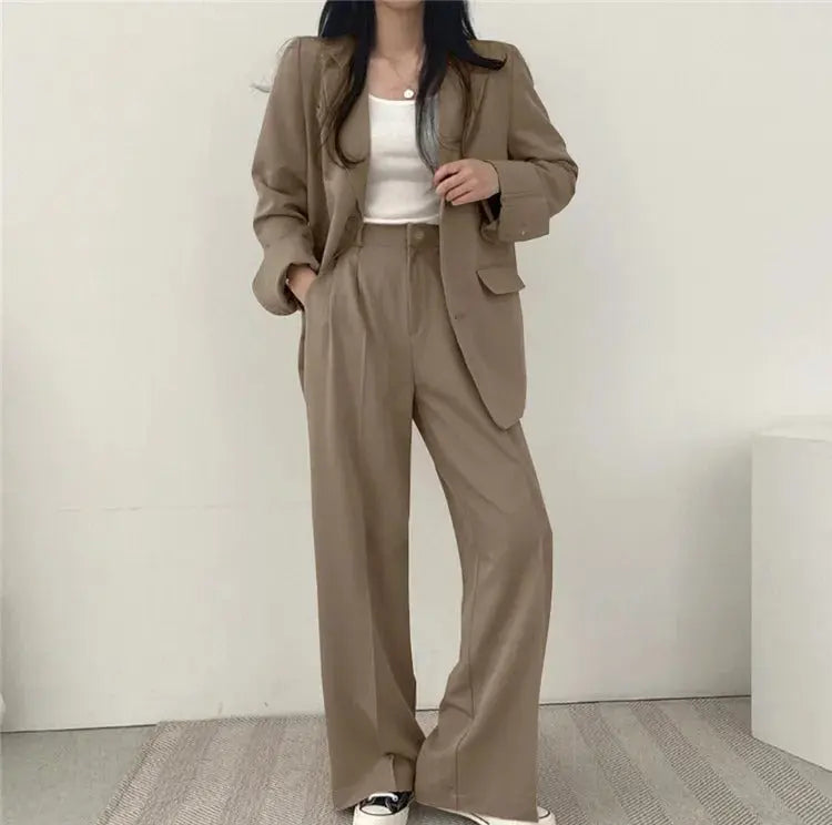 Chic women's business outfit: tailored blazer and relaxed fit trousers, perfect for sophisticated style.