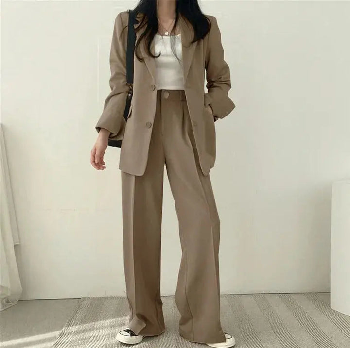 Versatile women's outfit set: a tailored blazer and relaxed fit trousers for professional elegance.