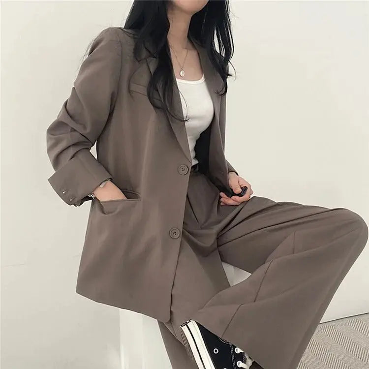 Women's smart professional outfit: elegant tailored blazer and relaxed fit trousers for a polished look.