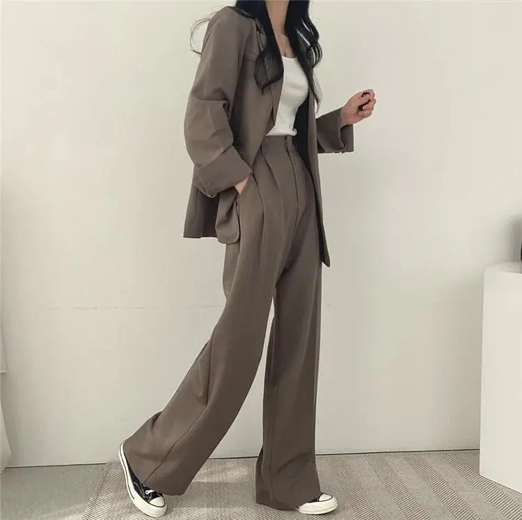 Women's elegant business ensemble: tailored blazer and relaxed fit trousers for a sophisticated appearance.
