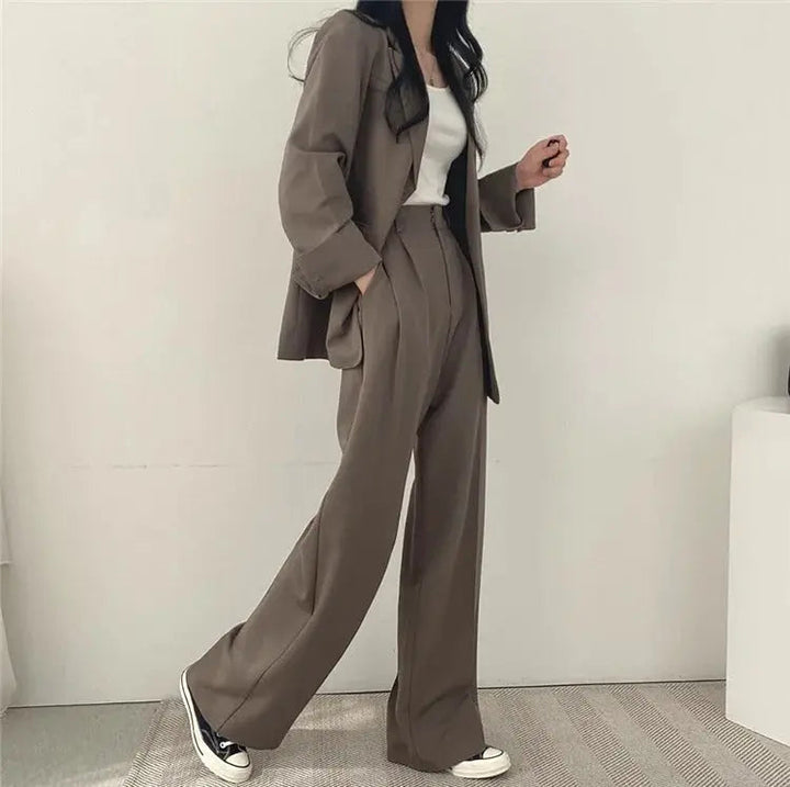 Women's elegant business ensemble: tailored blazer and relaxed fit trousers for a sophisticated appearance.