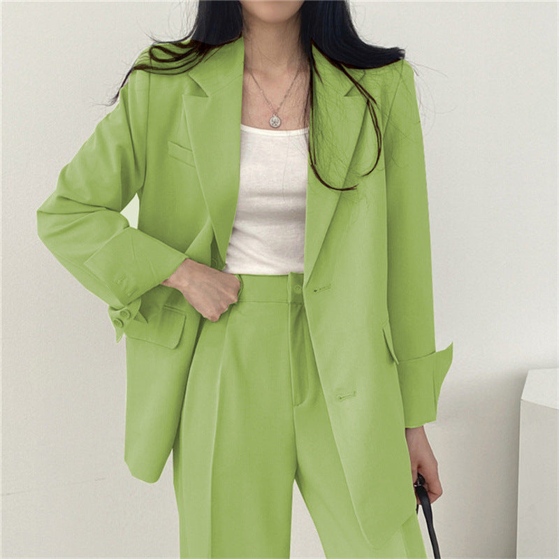 Office-ready women's outfit: elegant tailored blazer paired with relaxed fit trousers for ultimate comfort.