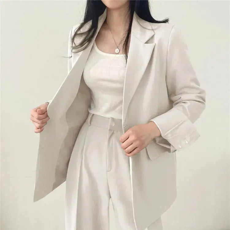 Elegant women's blazer & relaxed fit trouser suit, perfect for a polished business wear look.