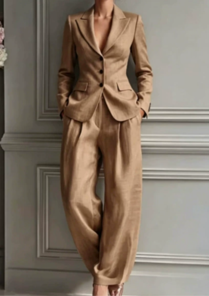 Versatile women's tailored collared blazer and wide-leg pleated pant set. An elegant two-piece for all occasions.