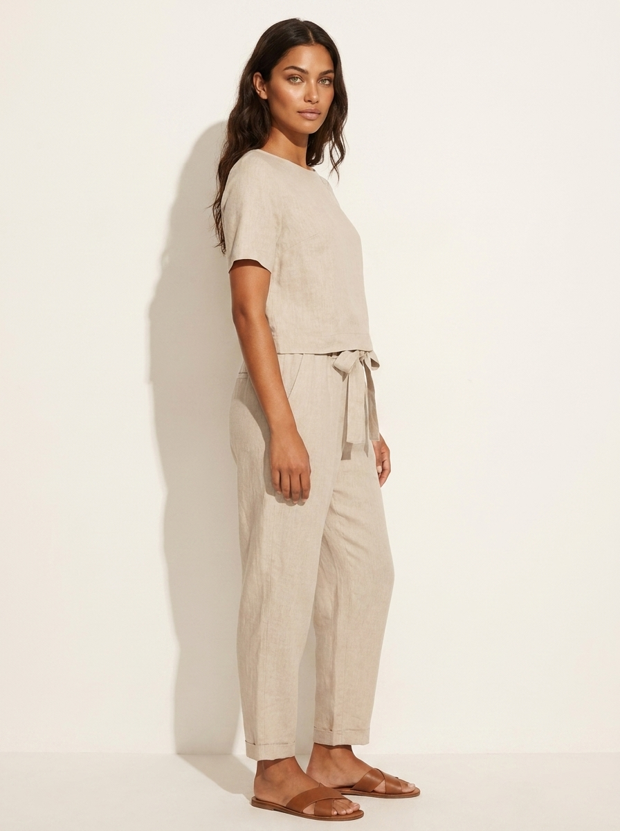 Stylish women's two-piece set, featuring an elegant tie-waist, ideal for a chic summer look.