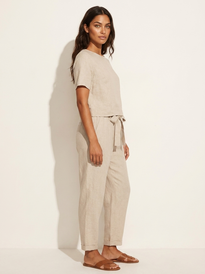 Stylish women's two-piece set, featuring an elegant tie-waist, ideal for a chic summer look.