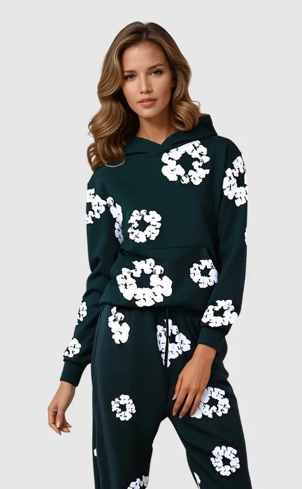 Elegant women's tracksuit set for stylish everyday comfort. Cozy two-piece loungewear.