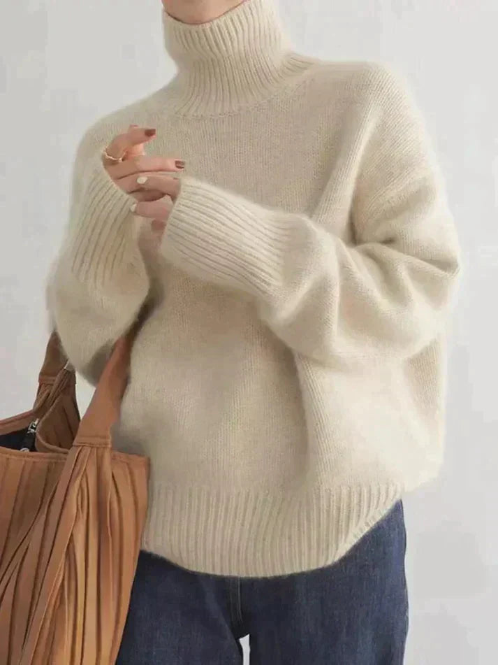 Elegant women's turtleneck sweater for cozy winter comfort. Chic long-sleeve knitwear, perfect for fall fashion.