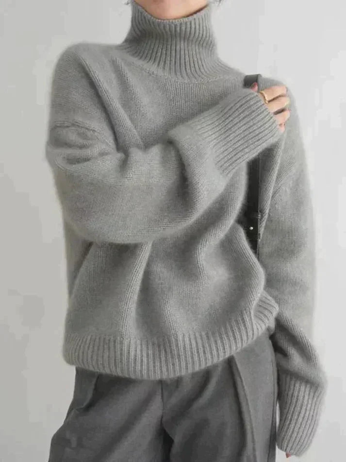 Versatile beige women's turtleneck sweater with a relaxed fit. Cozy knitwear for comfortable fall and winter style.