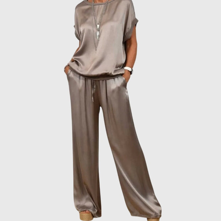 Versatile women's elegant two-piece set, a chic matching loungewear outfit with comfortable wide-leg pants.
