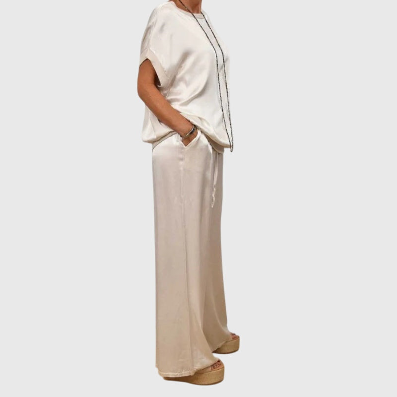 Fashionable women's two-piece loungewear for an elegant yet casual chic look, featuring wide-leg pants.