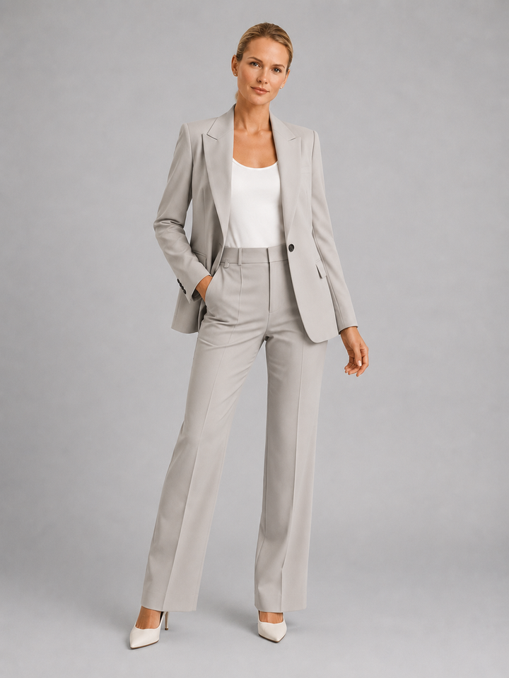 Formal women's trouser suit for weddings, featuring an elegant blazer and smart high-waist trousers.