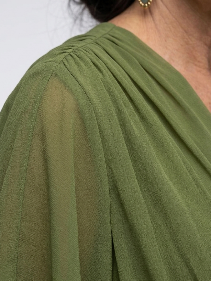 Close-up of the stylish V-neck and draped waist tie detail on a women's comfortable short sleeve midi dress.