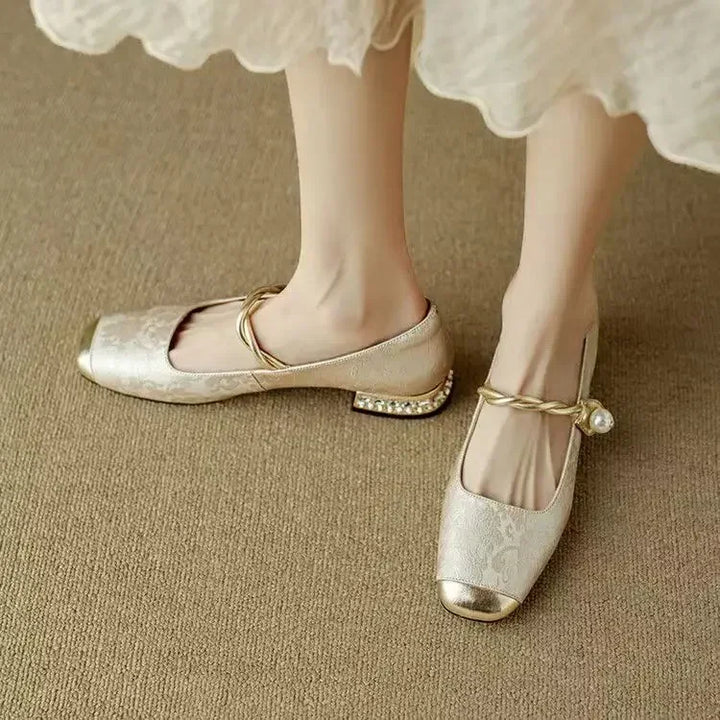 Retro women's pearl strap Mary Jane shoes, ideal for special occasions and stylish comfort.
