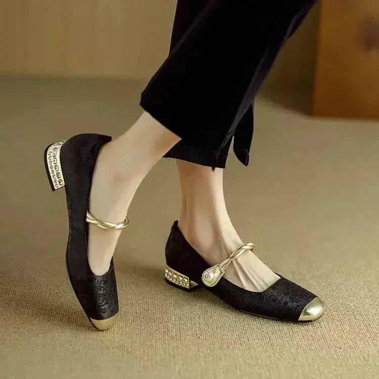 Fashionable women's pearl strap Mary Jane shoes, vintage-inspired for elegant events.