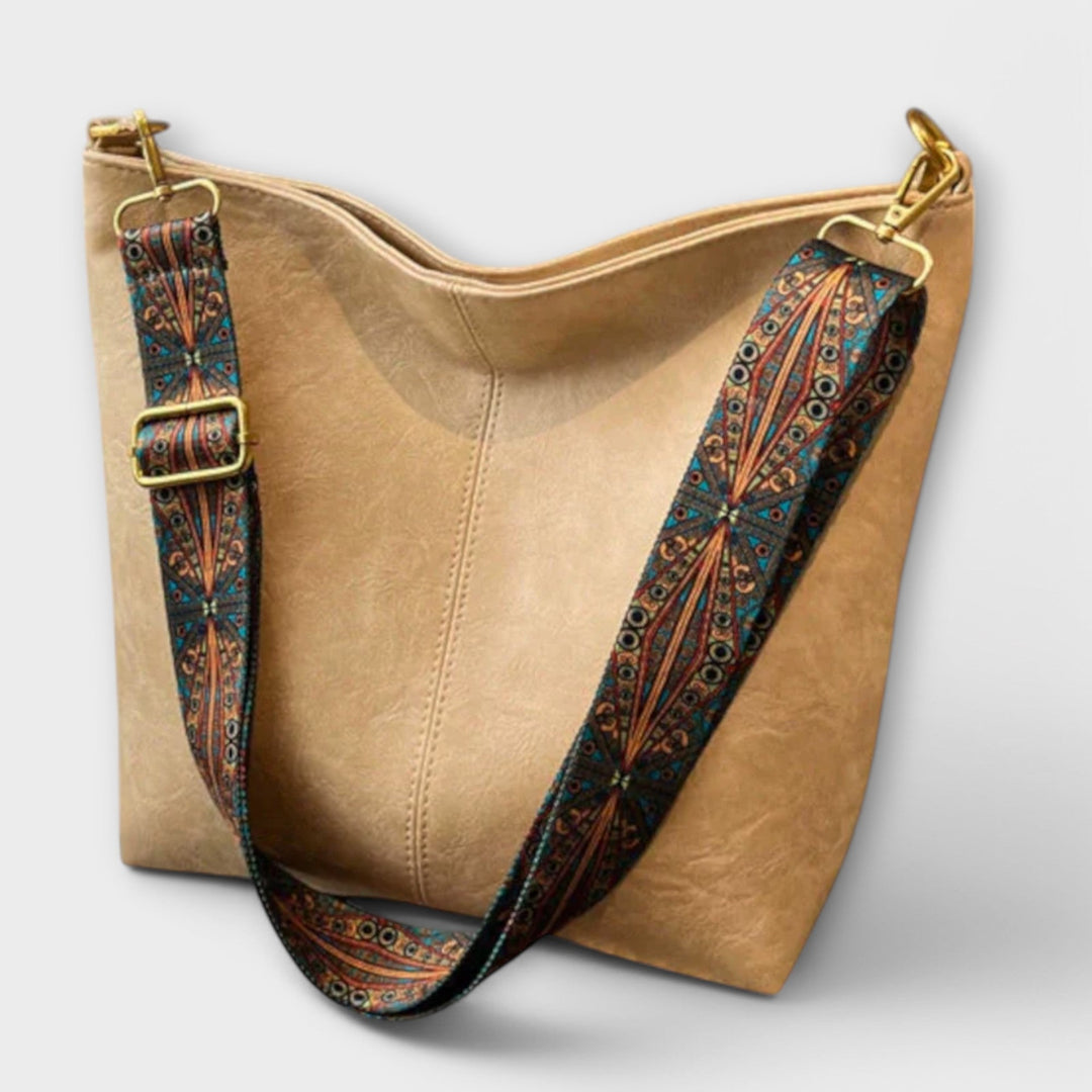 Chic women's vintage shoulder bag with timeless elegance, ideal for everyday fashion. A classic and versatile accessory.