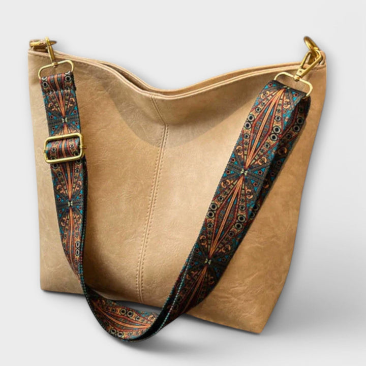 Chic women's vintage shoulder bag with timeless elegance, ideal for everyday fashion. A classic and versatile accessory.