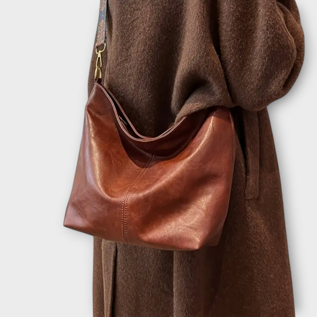 Fashionable women's vintage shoulder bag, blending classic style with modern elegance. A chic and timeless everyday carryall.