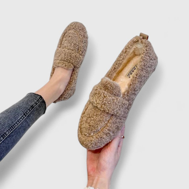 Plush women's warm slippers, elegant design for cozy indoor comfort. Non-slip home shoes, ideal for relaxation.