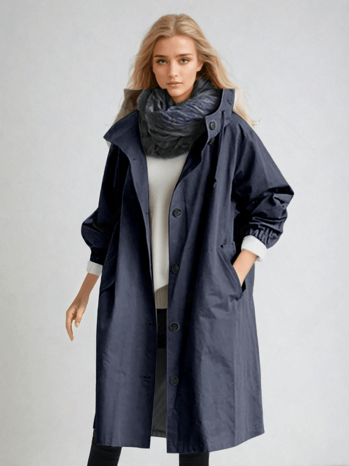 Detail of a women's elegant trench coat, highlighting its sophisticated collar and water-repellent fabric.
