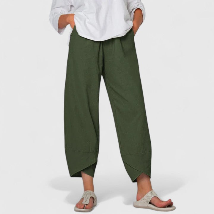 Vintage-style wide-leg trousers with a relaxed fit and functional pockets for women.