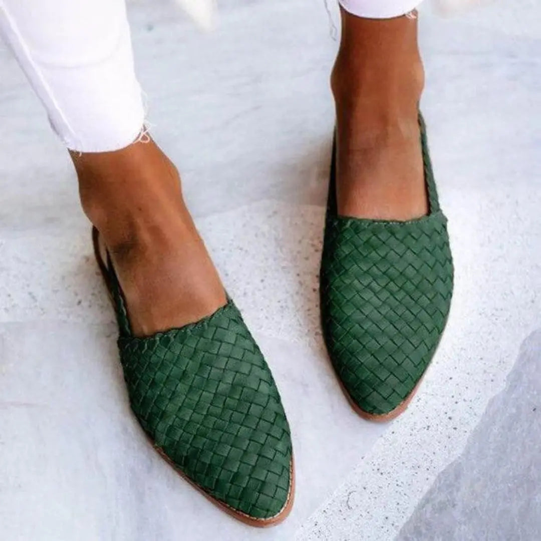 Dark brown woven ballet flats for women. Stylish & comfortable slip-on summer shoes, ideal for casual outfits.